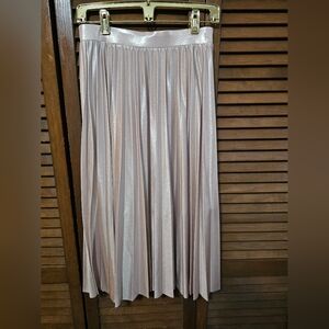 Elegant Metallic Pink Pleated Skirt With Zipper On Side